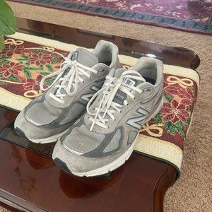 *SOLD*New balance 990v4 men’s sz 9.5